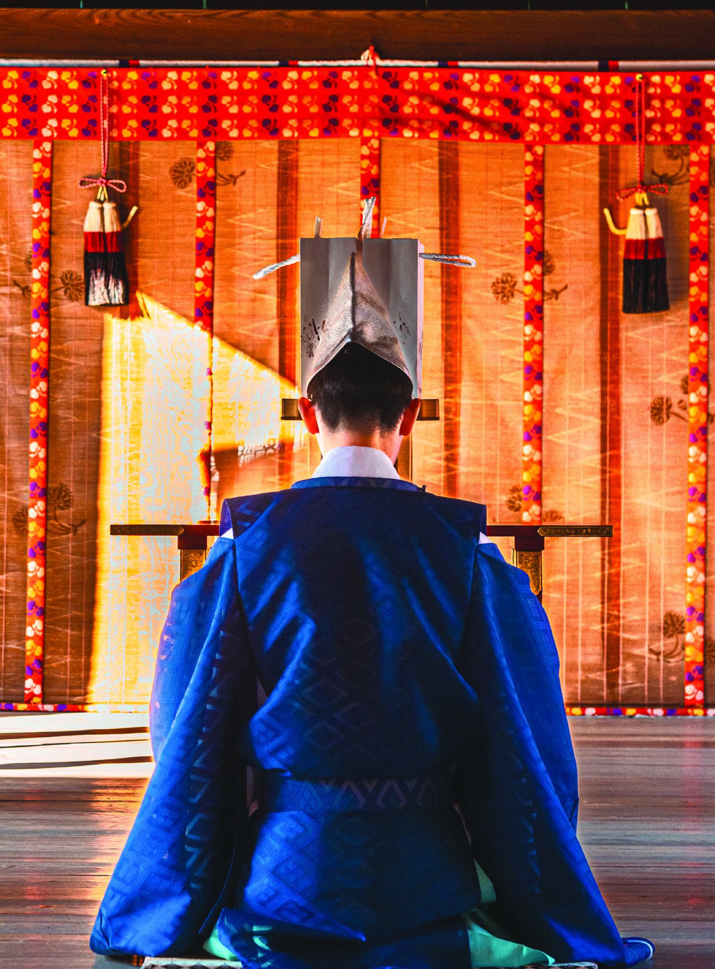 prêtre shinto en prière dans un temple