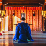 prêtre shinto en prière dans un temple
