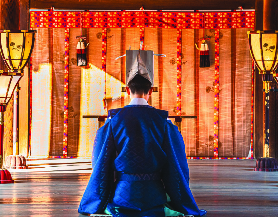 prêtre shinto en prière dans un temple