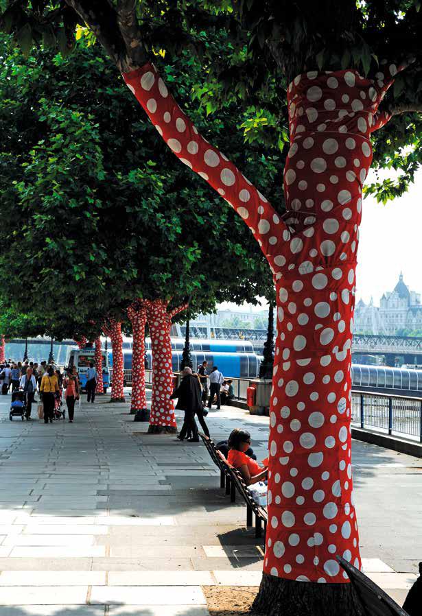 Ascension des pois sur les arbres de Yayoi Kusama
