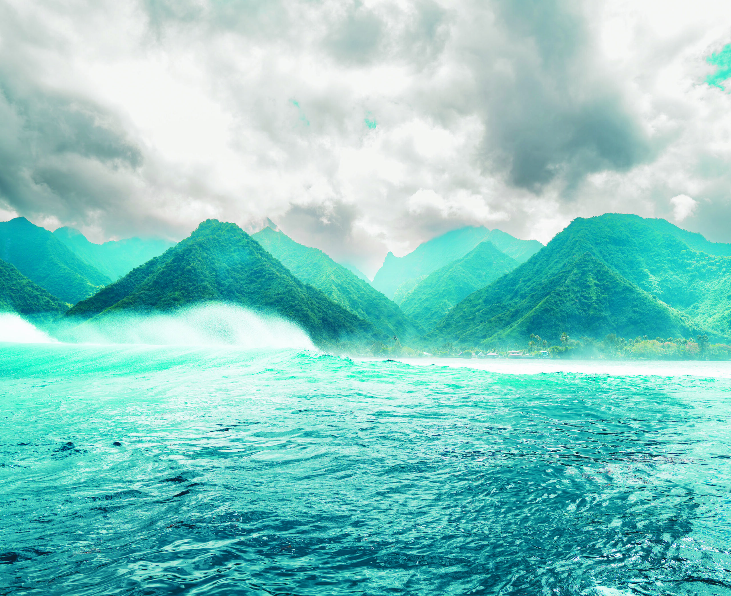 Derrière la vague, juste avant que la « mâchoire d’Havaé » ne se referme sur les surfeurs.