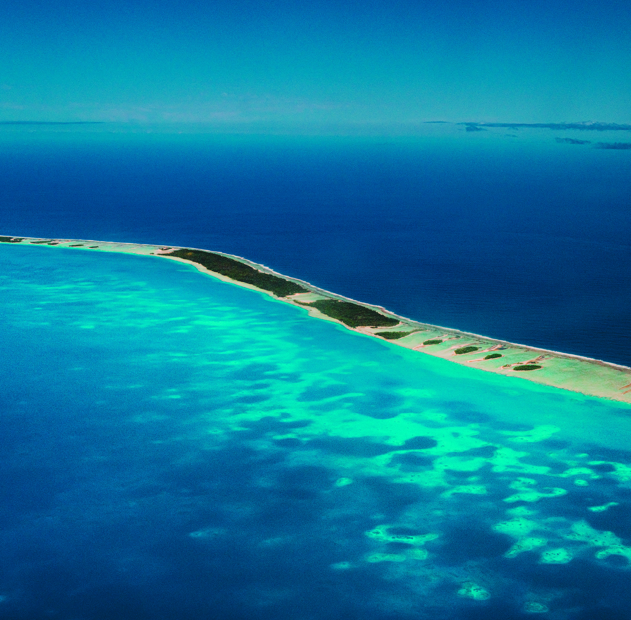La barrière corallienne de Huahine étale sa palette infinie de tous les bleus.
