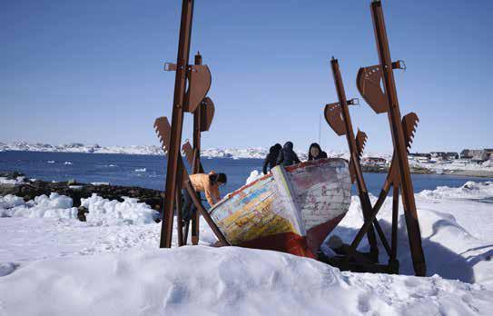 Jeunes autochtones dans une barque.