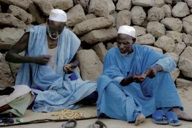 Vieux assis devant la mosquée Djingareyber